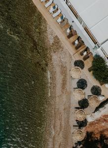 een uitzicht over een strand met een brug bij Pefkaki Boutique Hotel Loutraki in Loutraki