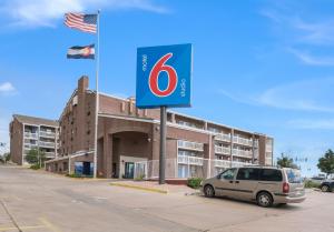 un cartello di fronte a un edificio con un numero sei di Motel 6-Colorado Springs, CO - Air Force Academy a Colorado Springs