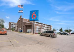 un parcheggio con auto parcheggiate di fronte a un edificio di Motel 6-Colorado Springs, CO - Air Force Academy a Colorado Springs