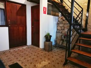 Blick auf den Eingang zu einem Haus mit einer Treppe in der Unterkunft Casa Durand in Cusco