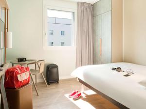 Uma cama ou camas num quarto em ibis budget Fribourg