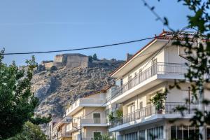 um edifício com uma colina ao fundo em API Projects Nafplio - Superior Loft em Nafplio