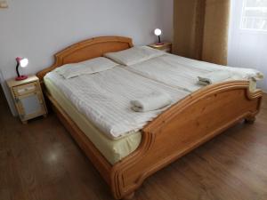 una camera con letto in legno e 2 comodini di Rezydencja Zamek a Krynica-Zdrój