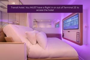 En eller flere senge i et værelse på YOTELAIR Paris CDG - Transit Hotel - Terminal 2E