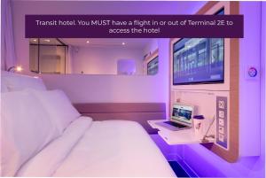 En eller flere senge i et værelse på YOTELAIR Paris CDG - Transit Hotel - Terminal 2E