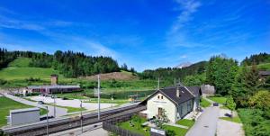 una vista aerea di una stazione ferroviaria con un deposito ferroviario di Urlaub am Bahnhof ad Annaberg