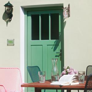 una porta verde e un tavolo con un libro di Urlaub am Bahnhof ad Annaberg