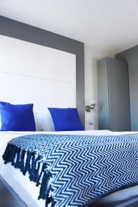 una camera da letto con un letto blu e bianco con cuscini blu di The Ridge a New York