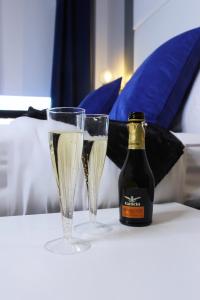 una bottiglia di champagne e due bicchieri su un tavolo di The Ridge a New York