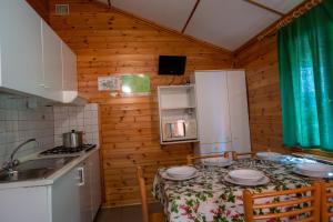 Kitchen o kitchenette sa Yes we camp! Cevedale