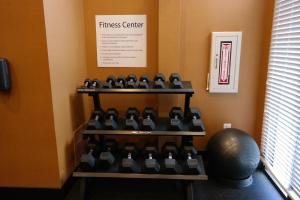 um centro de fitness com um suporte de equipamento de fitness em Holiday Inn Express Fredericksburg - Southpoint, an IHG Hotel em Fredericksburg