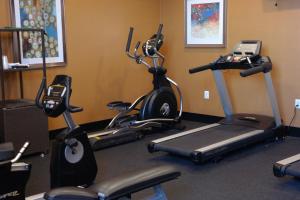 um ginásio com várias bicicletas de exercício numa sala em Holiday Inn Express Fredericksburg - Southpoint, an IHG Hotel em Fredericksburg