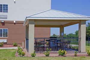 Un jardín fuera de Candlewood Suites - Texas City, an IHG Hotel