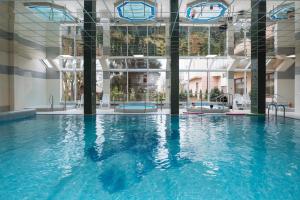 una piscina de agua azul en un edificio en Olymp II, en Kołobrzeg