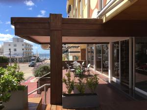 une grande croix en bois sur le balcon d'un bâtiment dans l'établissement Hotel Alhambra, à Punta del Este