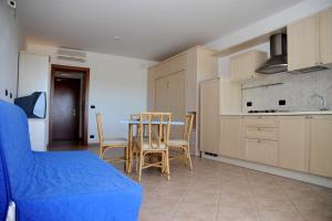 a kitchen and dining room with a table and chairs at Lo Smeraldo in Capoliveri