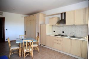 a kitchen with a table and a table and chairs at Lo Smeraldo in Capoliveri