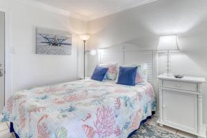 una camera bianca con letto e cuscini blu di Beach View a Gulf Shores