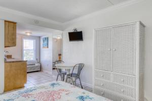 una camera con letto e tavolo e una cucina di Beach View a Gulf Shores