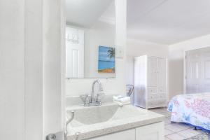 bagno bianco con lavandino e letto di Beach View a Gulf Shores