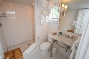 een witte badkamer met een toilet en een wastafel bij Simonton Court Historic Inn & Cottages in Key West