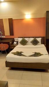 Cubbon Suites - 10 Minute walk to MG Road, MG Road Metro and Church Street房間的床