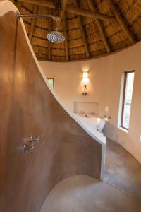 una scala in bagno con lavandino di Nyala Safari Lodge a Hoedspruit