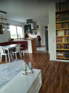 een keuken en een woonkamer met een tafel en een eetkamer bij Ferienwohnung Drabinski in Kiel