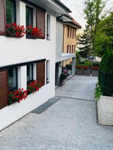 ein Gebäude mit Blumenkästen an der Seite in der Unterkunft New Luxury Lake view Apartment - Lausanne in Lausanne