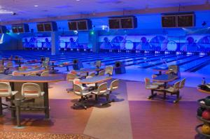 - un bowling avec tables, chaises et pistes dans l'établissement Pahrump Nugget Hotel & Casino, à Pahrump