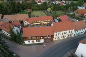 una vista aérea de un gran edificio con una calle en Pension-Café-Libelle, en Elxleben bei Arnstadt