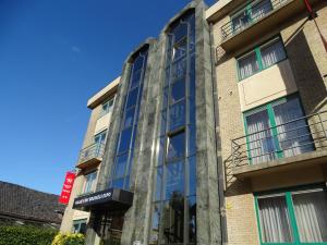 un edificio con ventanas de cristal en un lateral en Sleep & Go Brussels Expo Hotel, en Bruselas