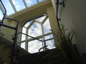 una ventana en un edificio con una planta en Sleep & Go Brussels Expo Hotel, en Bruselas