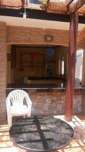 une table et une chaise sur la terrasse dans l'établissement Victoria Panorama Hotel, à Jinja