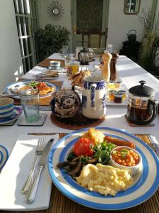 een tafel met een bord eten erop bij The Old School B&B in Chichester