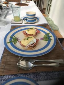 een tafel met een bord eten met eieren erop bij The Old School B&B in Chichester