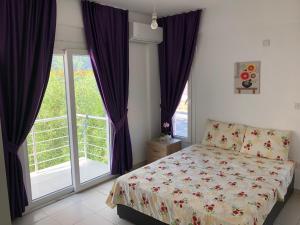 1 dormitorio con cama y ventana grande en Tetris Apartment Spacious Comfortable, en Lefkosa Turk