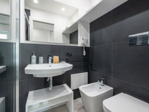 uma casa de banho com um lavatório e um WC em Diaz Apartment em Cagliari