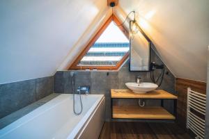 baño con lavabo, bañera y ventana en Willa Szymaszkowa, en Zakopane