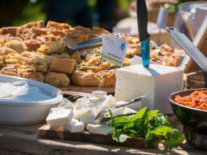 una tabella con diversi tipi di formaggi e altri alimenti di Gastronomy Hotel Kritsa a Portariá