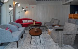 een woonkamer met stoelen, een bank en tafels bij Porta Nova Collection House in Braga