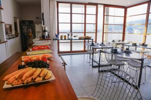 uma mesa com pratos de comida num restaurante em Orlanova Boutique Hotel em Arraial do Cabo