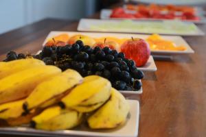 dois pratos de bananas e fruta numa mesa em Orlanova Boutique Hotel em Arraial do Cabo