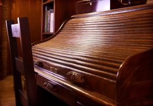 un primo piano di un vecchio pianoforte di legno di Mysaion Hotel a Synikia Mesi Trikalon