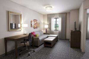 Un pat sau paturi într-o cameră la Staybridge Suites - Lafayette, an IHG Hotel