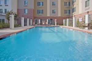 La pileta dentro o cerca de Candlewood Suites Houston The Woodlands by IHG