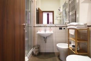 bagno con lavandino e servizi igienici di Vatication B&B a Roma