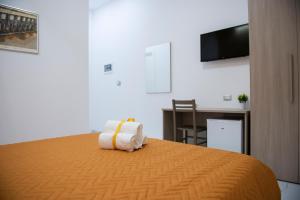 een slaapkamer met een bed met twee handdoeken erop bij Stabia Dream Rooms in Castellammare di Stabia