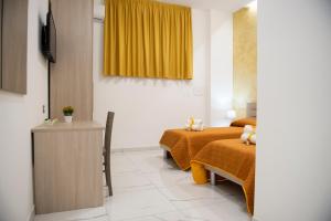 een kamer met 2 bedden en een geel gordijn bij Stabia Dream Rooms in Castellammare di Stabia