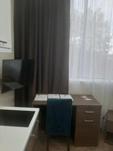 Cette chambre dispose d'un bureau avec une télévision et une sidx sidx sidx. dans l'établissement Hotel Usce, à Šabac